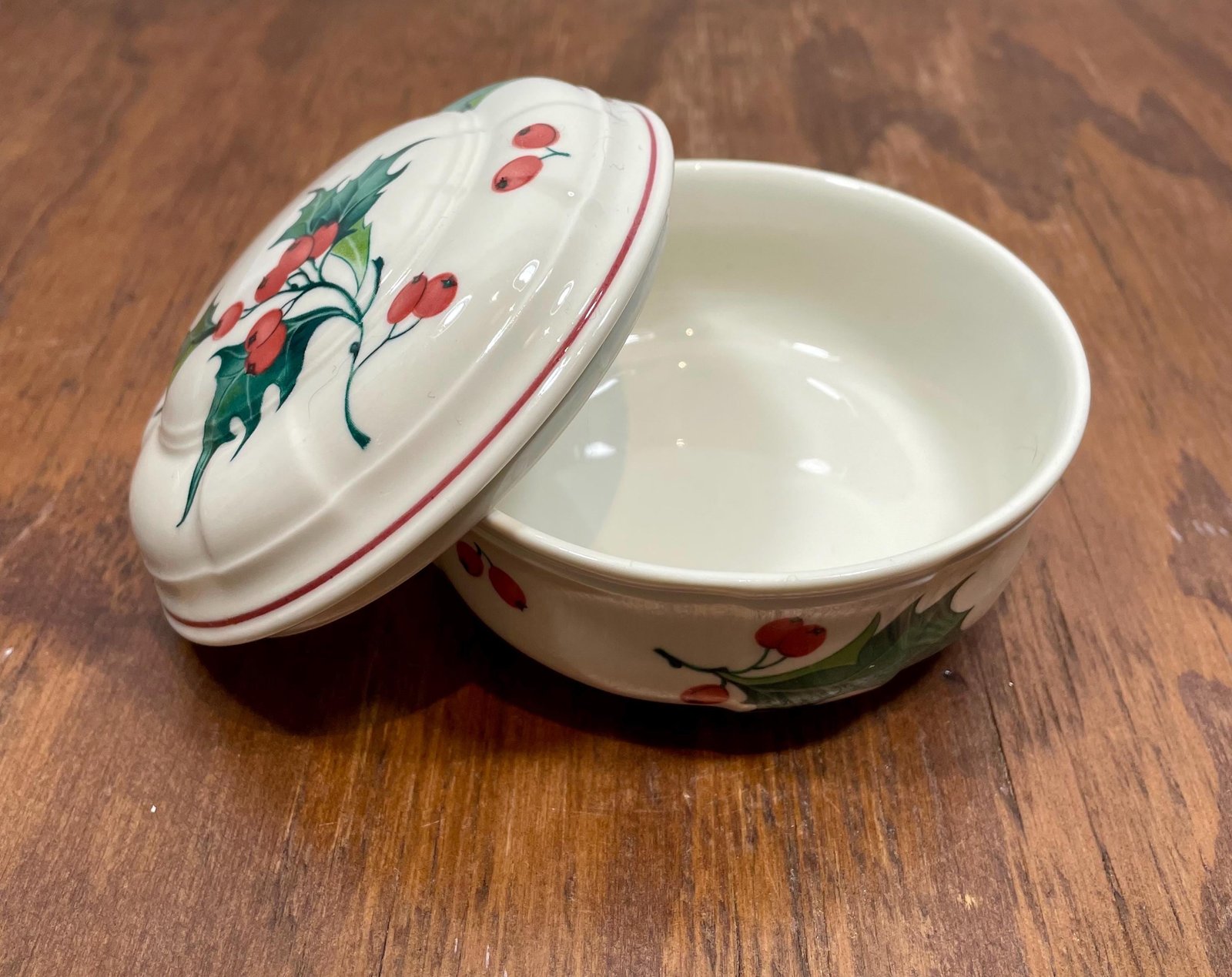 Vintage Villeroy and Boch Holly Candy Box – Lidded Trinket Box – Christmas Green and Red – 4" Round
